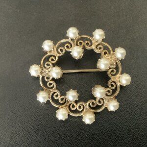 Textured Gold Tone & Faux Cream Pearls Round Wreath Brooch Scarf Pin